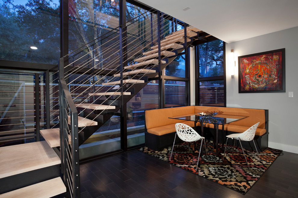 Пример оригинального дизайна: лестница в современном стиле с деревянными ступенями без подступенок