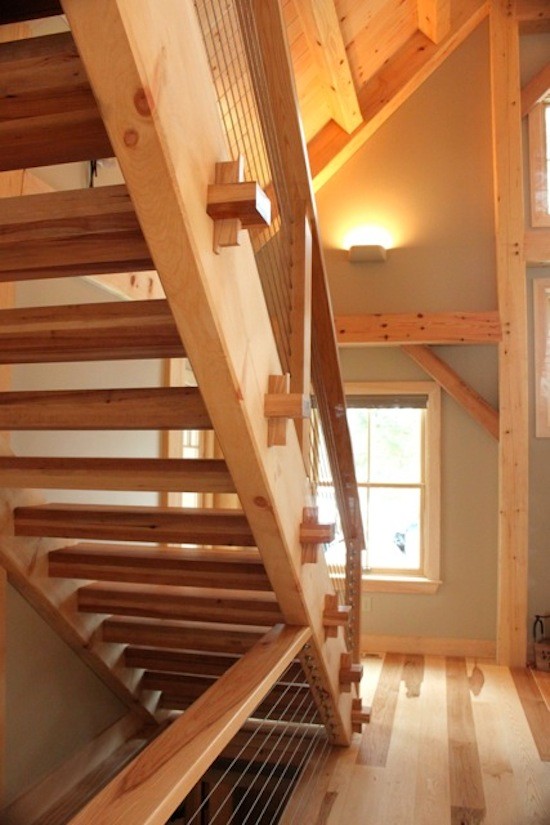 Idées déco pour un escalier droit montagne de taille moyenne avec des marches en bois et des contremarches en bois.