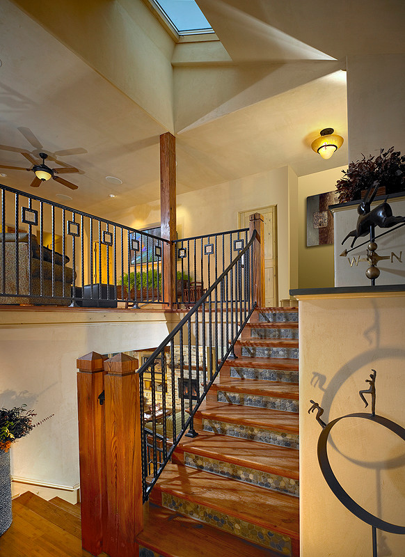 ダラスにあるトラディショナルスタイルのおしゃれな階段の写真