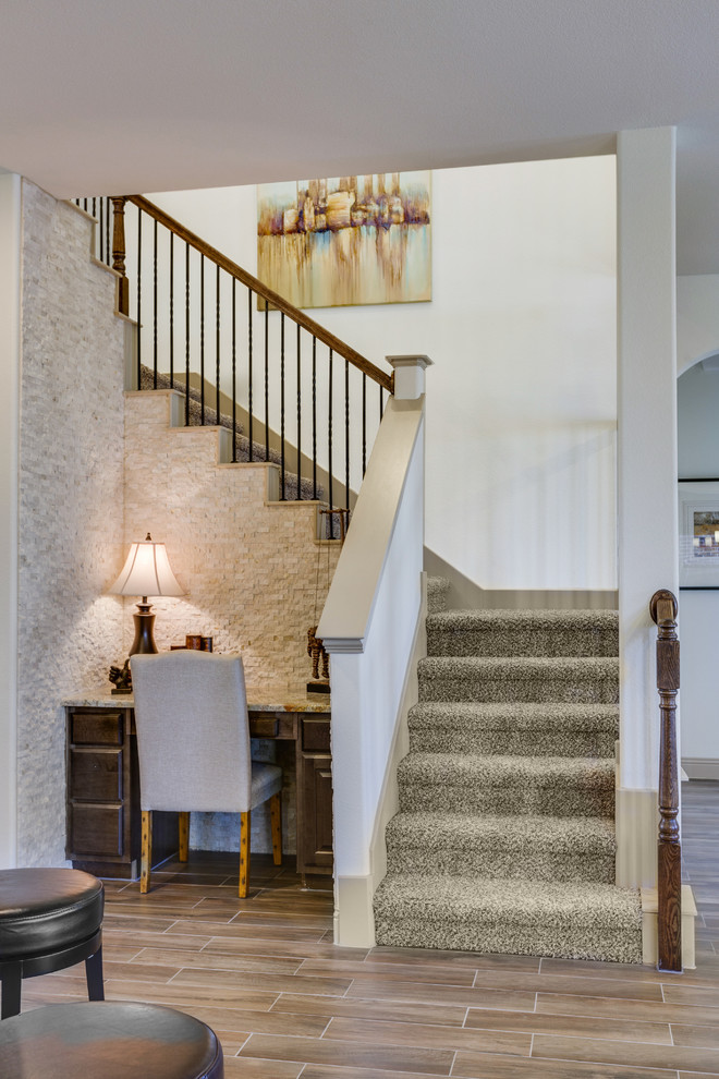 Идея дизайна: большая п-образная лестница в классическом стиле с ступенями с ковровым покрытием и ковровыми подступенками