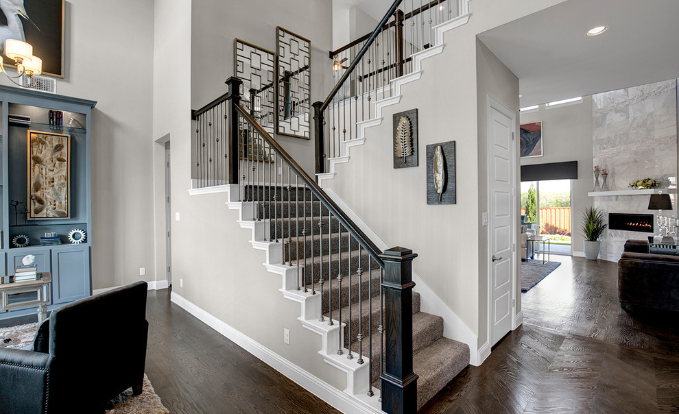 Свежая идея для дизайна: п-образная лестница среднего размера в современном стиле с ступенями с ковровым покрытием, ковровыми подступенками и металлическими перилами - отличное фото интерьера