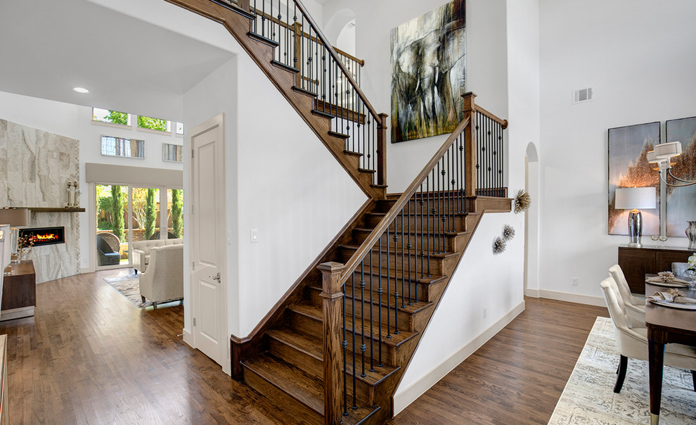 Foto de escalera en U actual de tamaño medio con escalones de madera, contrahuellas de madera y barandilla de metal