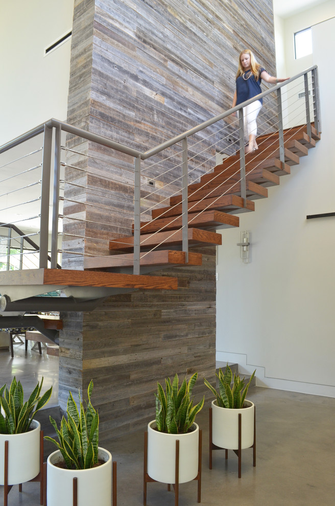 Réalisation d'un escalier sans contremarche design en U avec des marches en bois et palier.