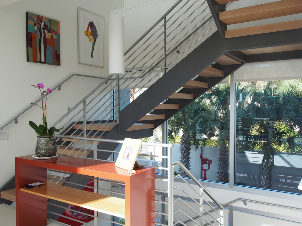 Diseño de escalera de caracol minimalista grande con escalones de madera y contrahuellas de metal