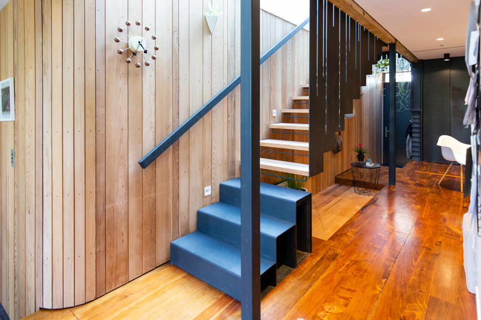 Inspiration för mellanstora moderna raka trappor i trä, med öppna sättsteg och räcke i metall