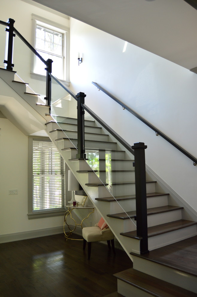 Diseño de escalera en L contemporánea grande con contrahuellas de madera pintada