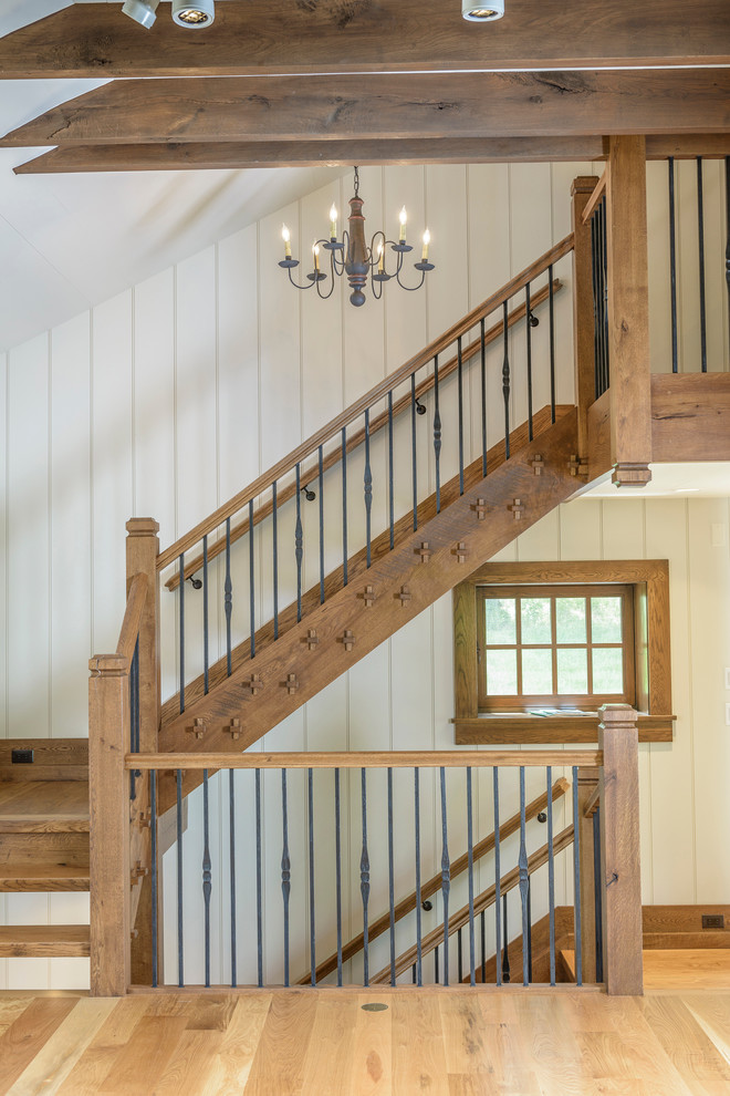Источник вдохновения для домашнего уюта: п-образная лестница в стиле кантри с деревянными ступенями и крашенными деревянными подступенками