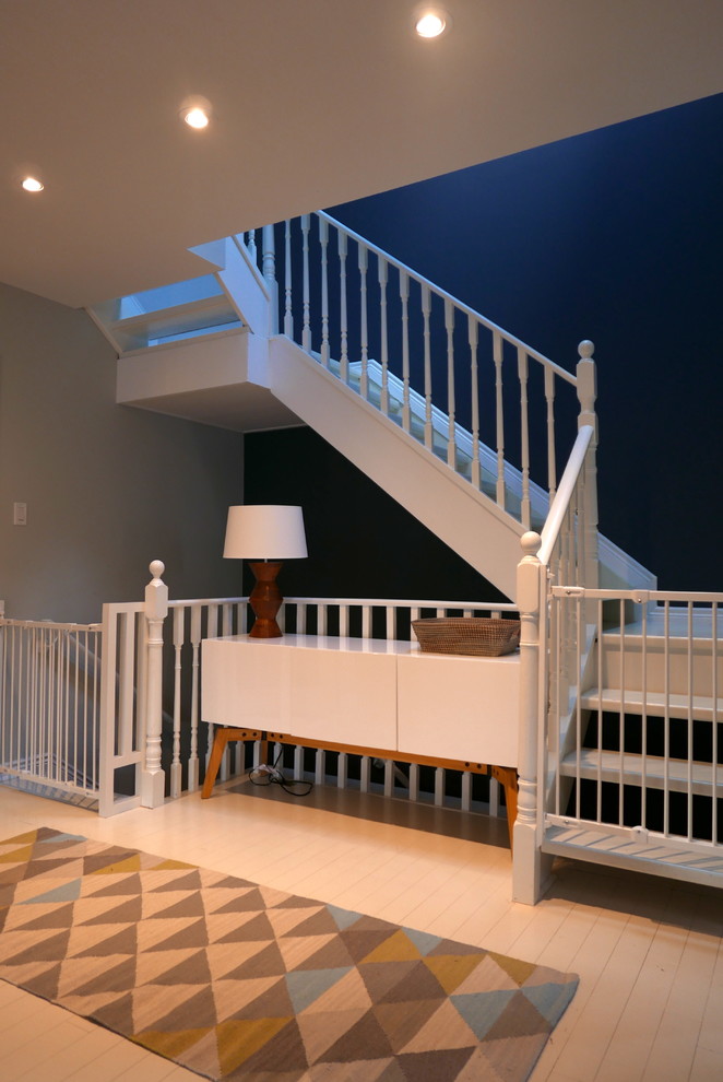Источник вдохновения для домашнего уюта: большая п-образная лестница в стиле фьюжн с крашенными деревянными ступенями без подступенок
