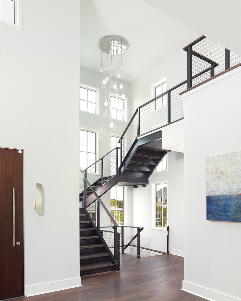 Schwebende, Geräumige Moderne Treppe mit gebeizten Holz-Treppenstufen und Metall-Setzstufen in Charleston