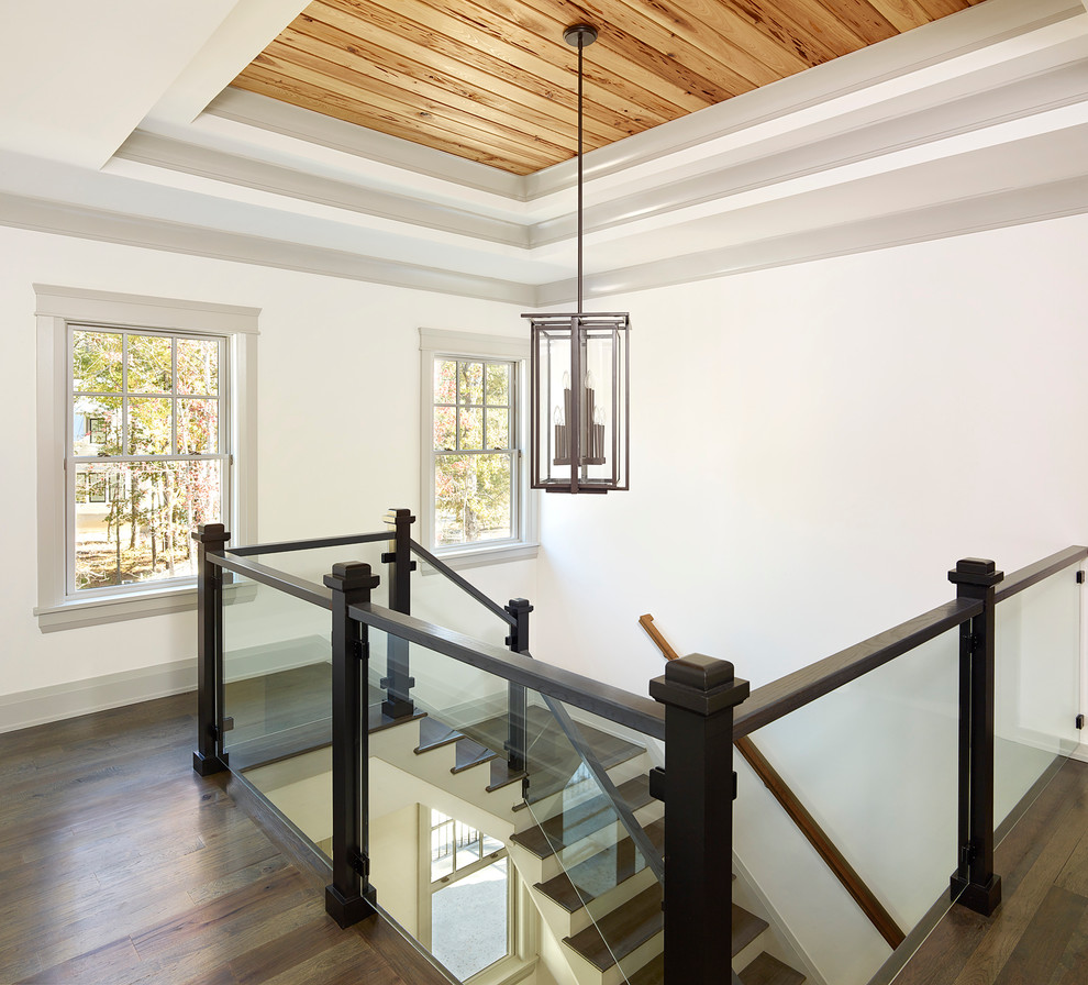 На фото: лестница в современном стиле с деревянными ступенями и крашенными деревянными подступенками с