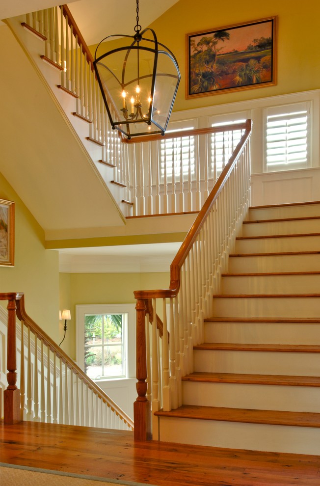 Свежая идея для дизайна: п-образная лестница среднего размера в морском стиле с деревянными ступенями, крашенными деревянными подступенками и деревянными перилами - отличное фото интерьера