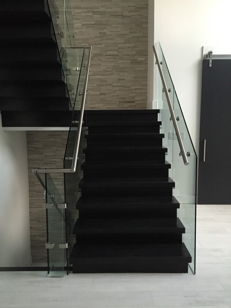 Mittelgroße Moderne Treppe in U-Form mit gebeizten Holz-Treppenstufen und gebeizten Holz-Setzstufen in Toronto