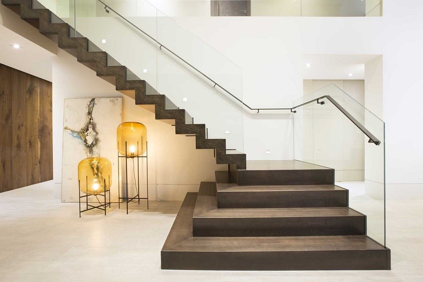 Inspiration pour un escalier droit design de taille moyenne avec des marches en bois, des contremarches en bois et un garde-corps en verre.