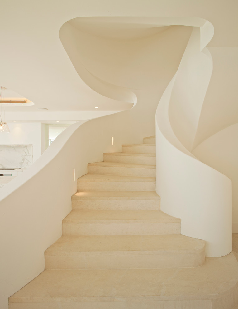 Стильный дизайн: большая изогнутая лестница в средиземноморском стиле - последний тренд