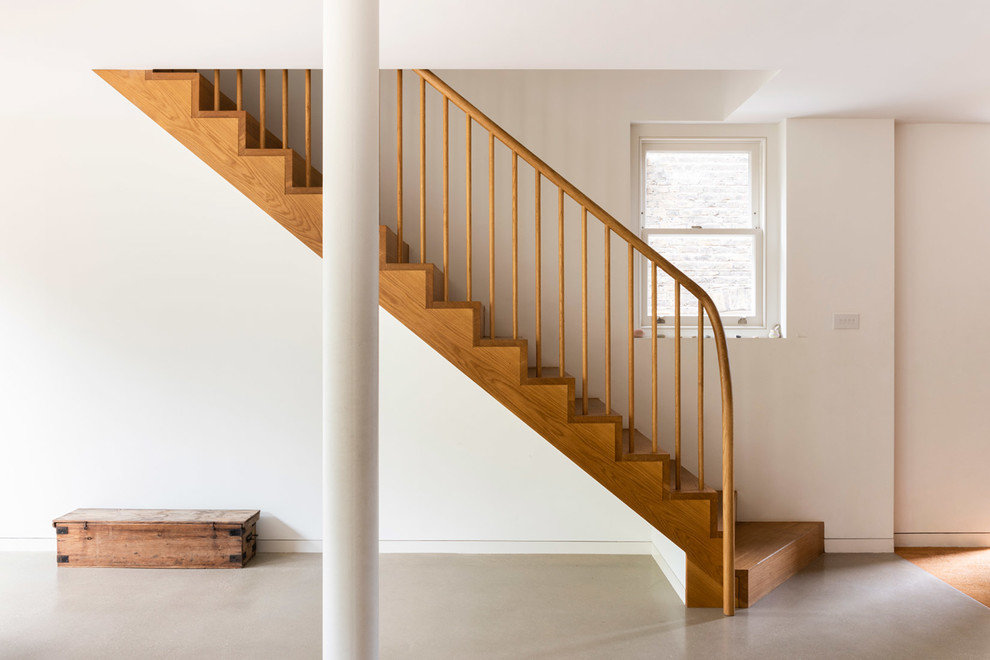 Exemple d'un escalier droit tendance de taille moyenne avec des marches en bois, des contremarches en bois et un garde-corps en bois.