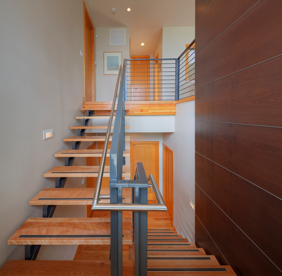 Aménagement d'un escalier sans contremarche moderne en U de taille moyenne avec des marches en bois et un garde-corps en métal.