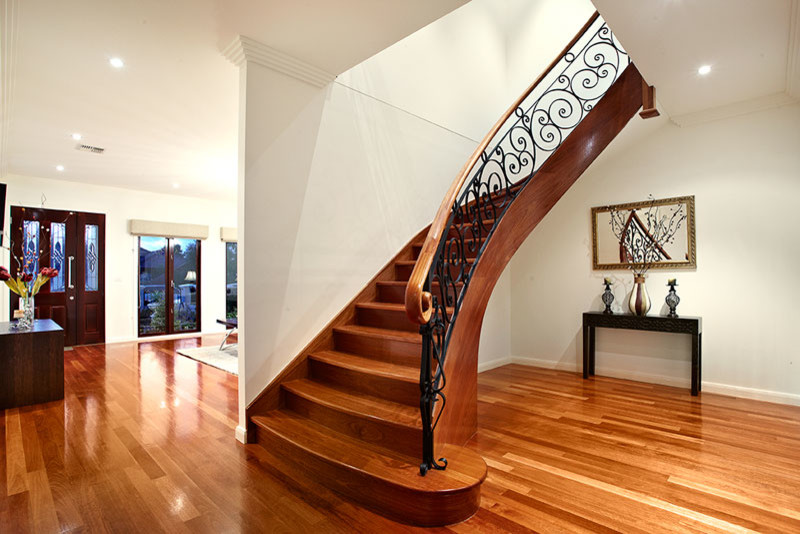 Exemple d'un grand escalier courbe tendance avec des marches en bois et des contremarches en bois.