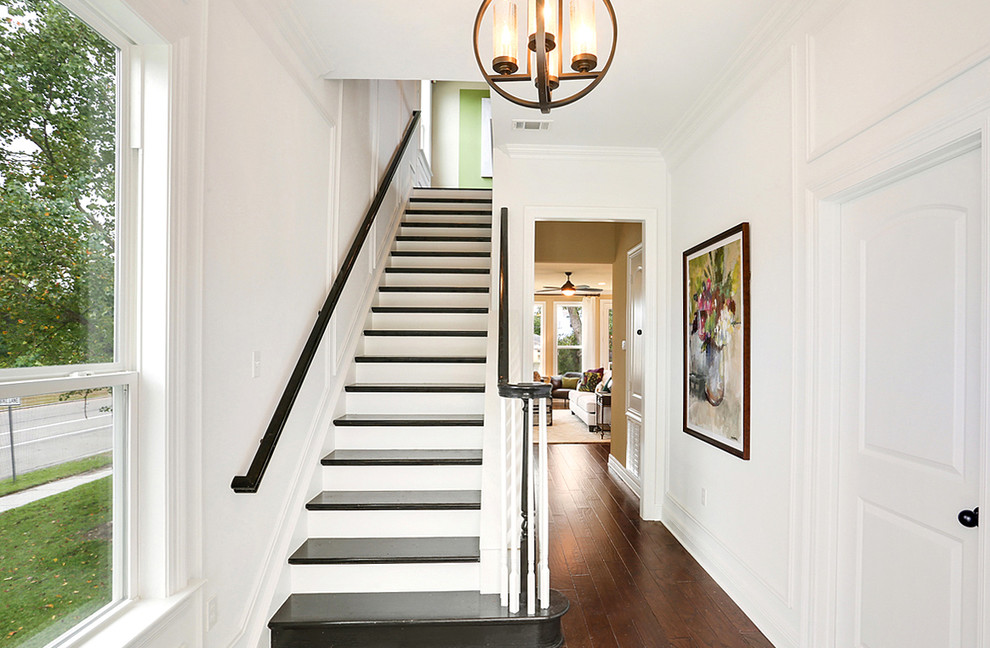 Imagen de escalera recta contemporánea grande con escalones de madera pintada y contrahuellas de hormigón