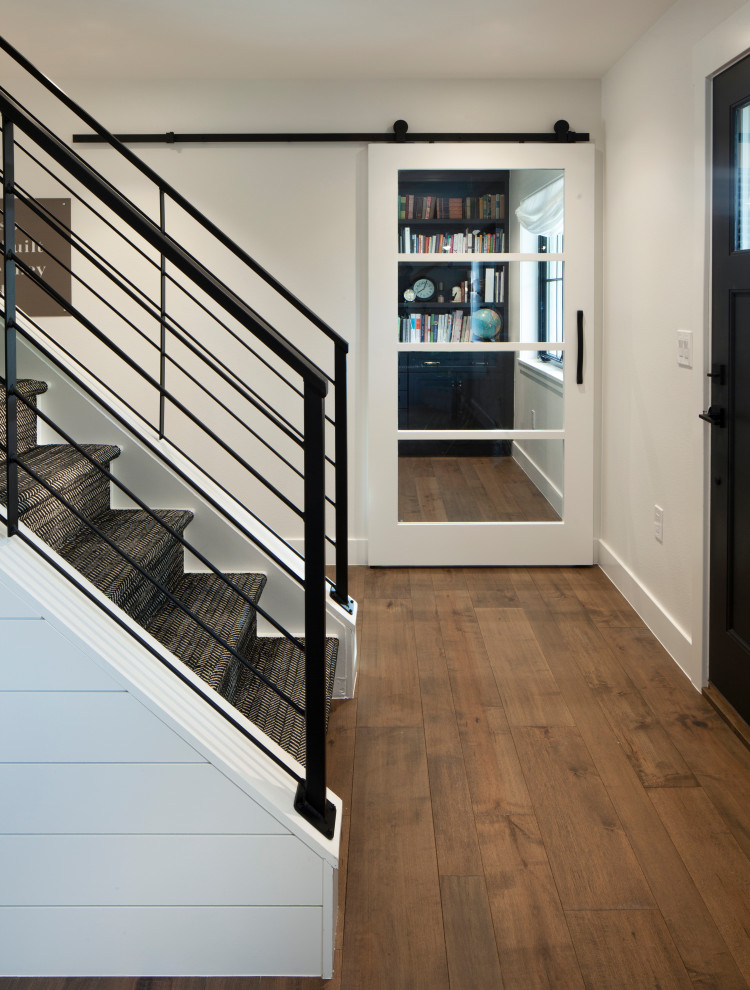 Gerade Landhausstil Treppe mit Teppich-Treppenstufen, Holz-Setzstufen, Stahlgeländer und Holzdielenwänden in Denver