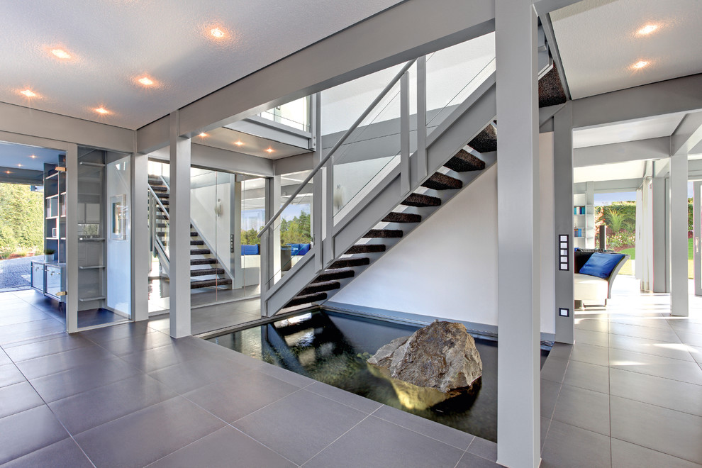 Свежая идея для дизайна: прямая лестница среднего размера в современном стиле с ступенями с ковровым покрытием без подступенок - отличное фото интерьера