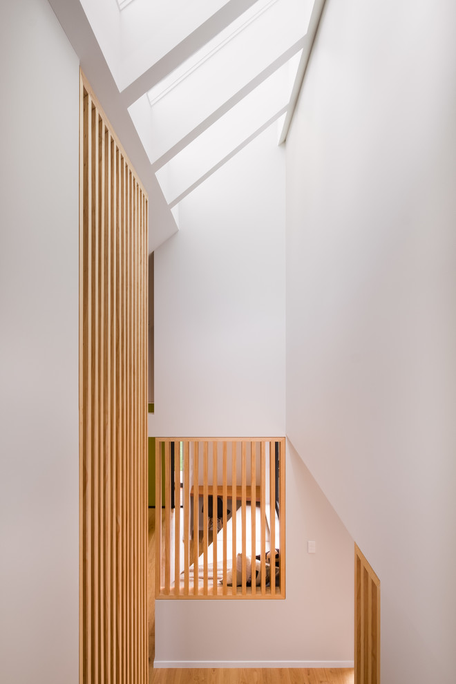 Идея дизайна: маленькая прямая лестница в морском стиле с ступенями с ковровым покрытием, ковровыми подступенками и деревянными перилами для на участке и в саду