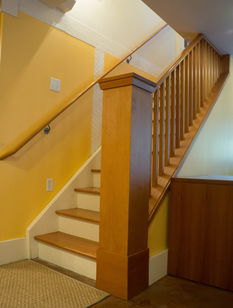 Cette image montre un petit escalier peint droit craftsman avec des marches en bois.