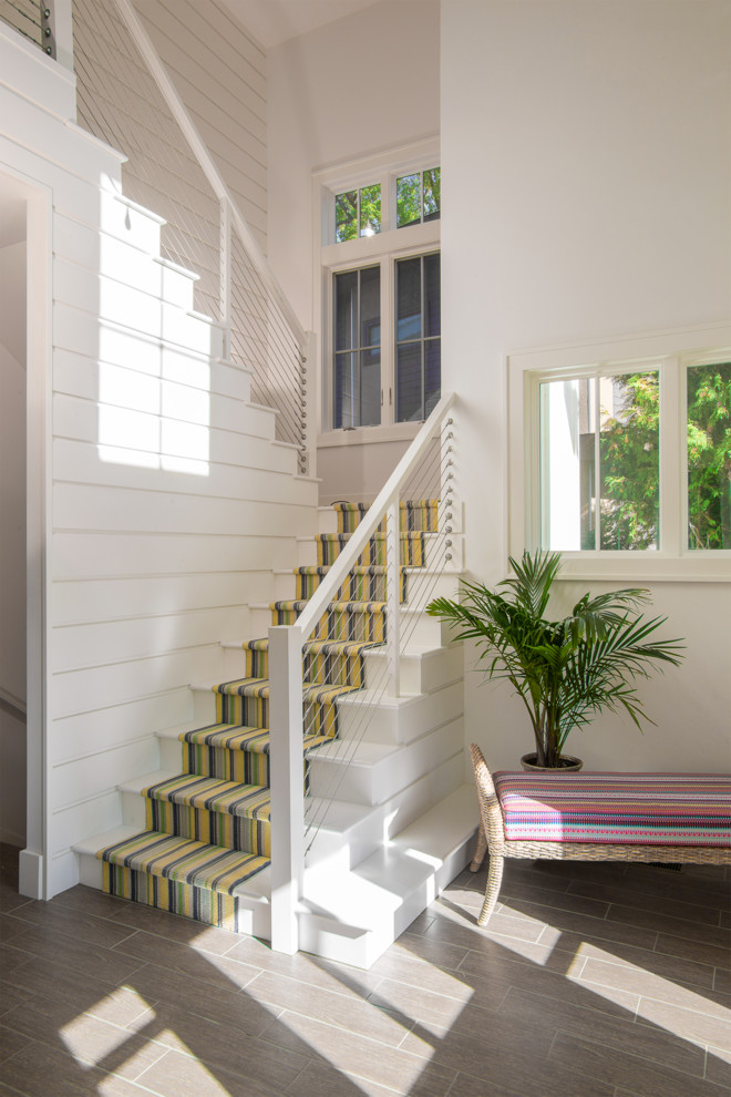Свежая идея для дизайна: п-образная лестница в морском стиле с крашенными деревянными ступенями и крашенными деревянными подступенками - отличное фото интерьера
