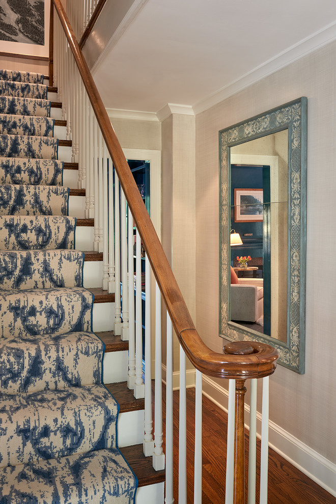 Стильный дизайн: маленькая п-образная лестница в стиле фьюжн с ступенями с ковровым покрытием, ковровыми подступенками и деревянными перилами для на участке и в саду - последний тренд