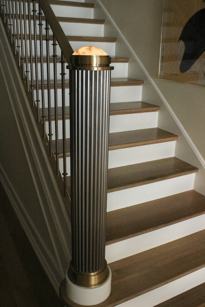 ワシントンD.C.にある高級な中くらいなトラディショナルスタイルのおしゃれな直階段 (木の蹴込み板) の写真