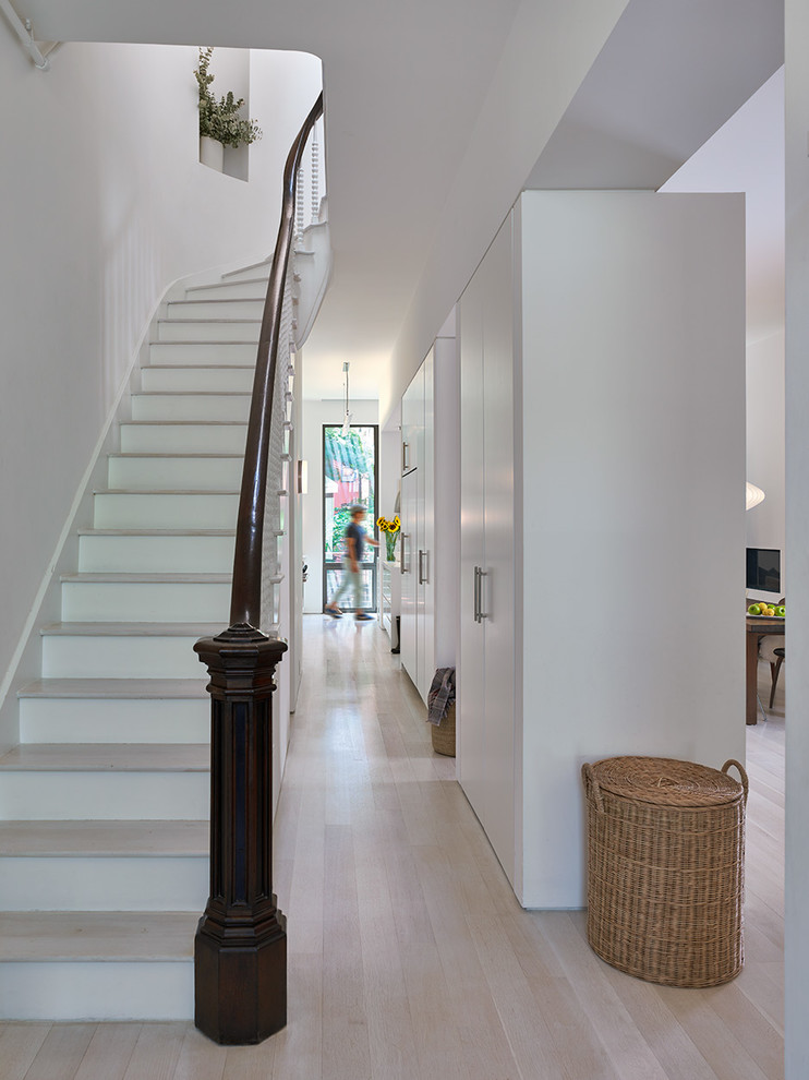 Источник вдохновения для домашнего уюта: изогнутая лестница среднего размера в стиле неоклассика (современная классика) с деревянными ступенями и деревянными перилами