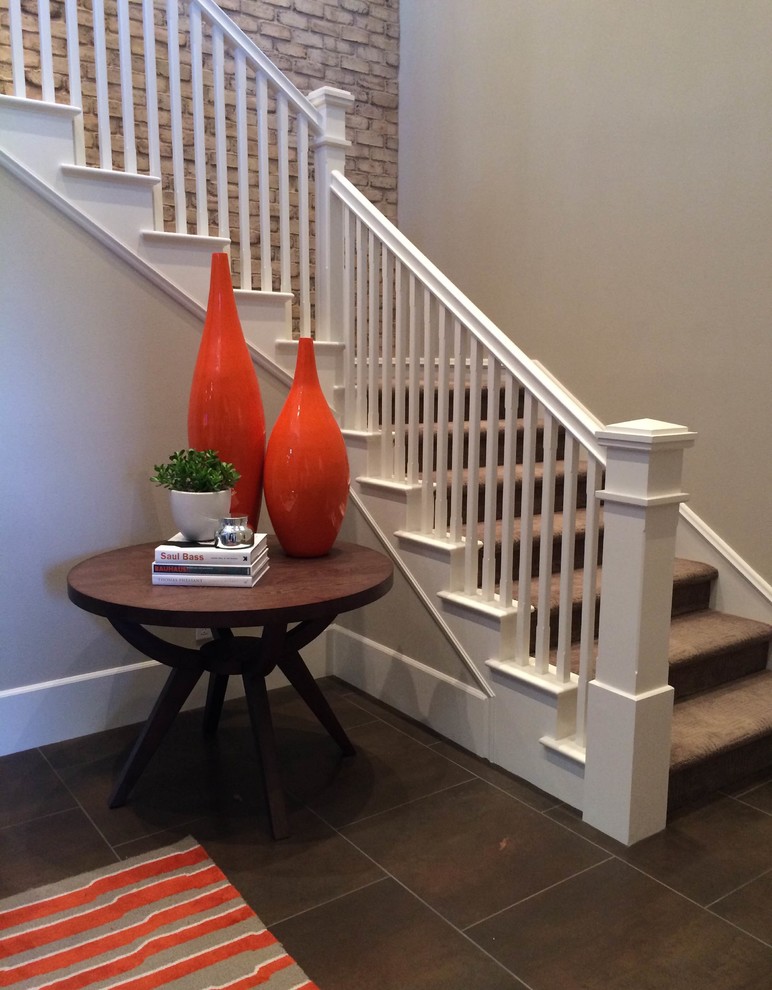 Пример оригинального дизайна: угловая лестница среднего размера в современном стиле с ступенями с ковровым покрытием, ковровыми подступенками и перилами из смешанных материалов