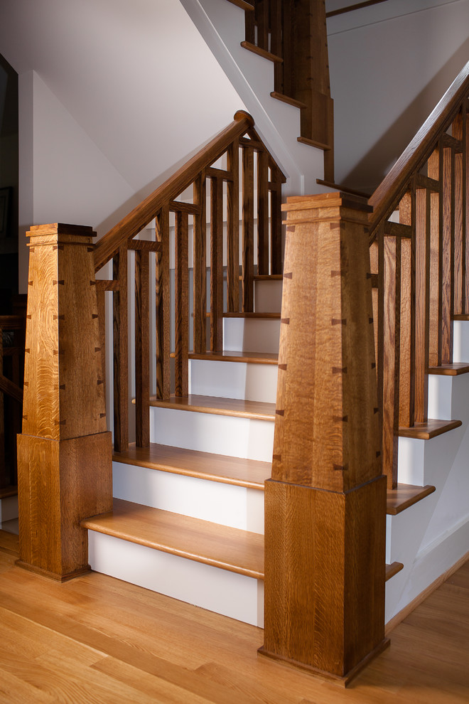 Diseño de escalera en U de estilo americano de tamaño medio con escalones de madera y contrahuellas de madera pintada