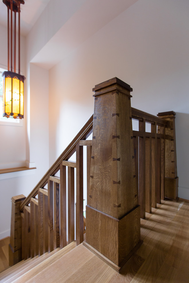 Ejemplo de escalera en U de estilo americano de tamaño medio con escalones de madera y contrahuellas de madera pintada