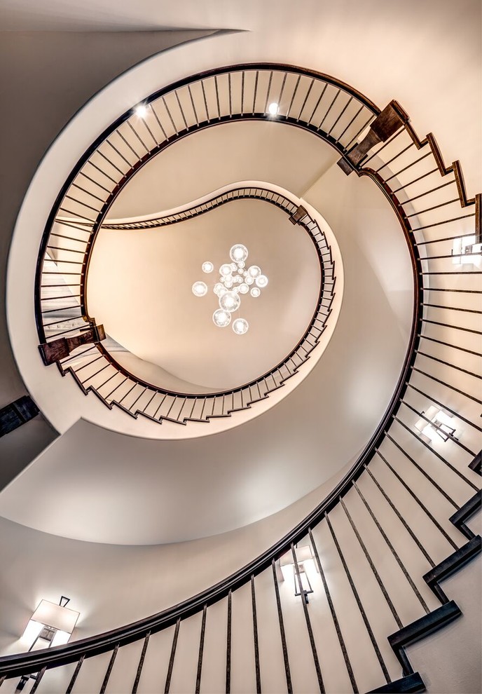 Идея дизайна: огромная винтовая лестница в современном стиле с ступенями с ковровым покрытием и ковровыми подступенками