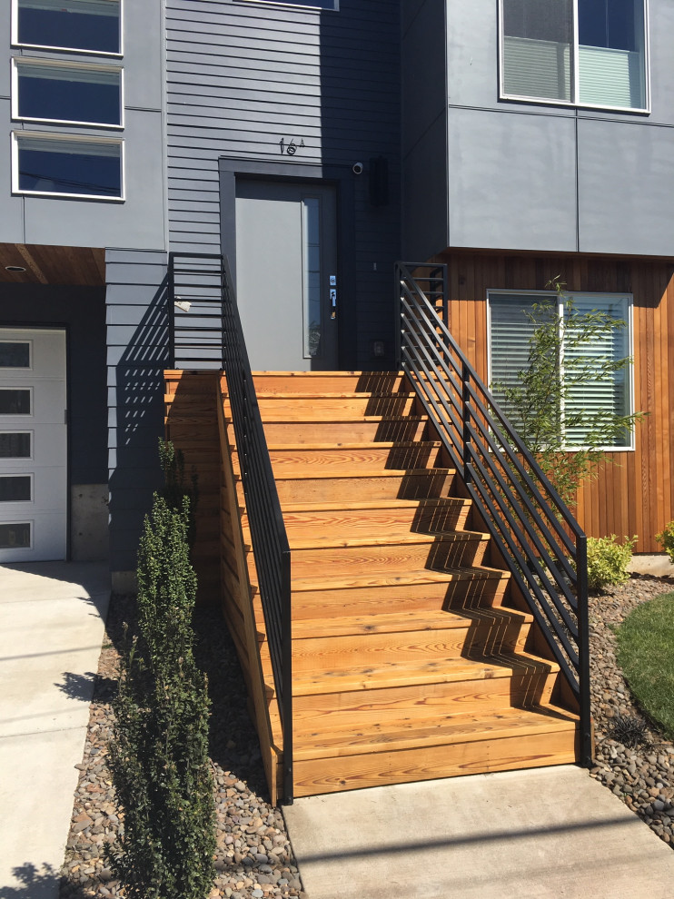 Imagen de escalera recta minimalista pequeña con escalones de madera y barandilla de metal