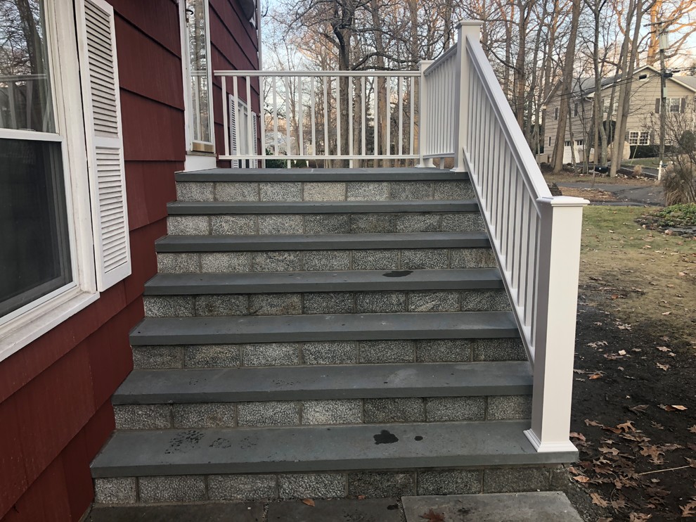 Treppe mit Schiefer-Treppenstufen und Beton-Setzstufen in New York