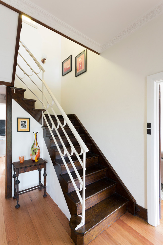 Ejemplo de escalera en U contemporánea con escalones de madera y contrahuellas de madera