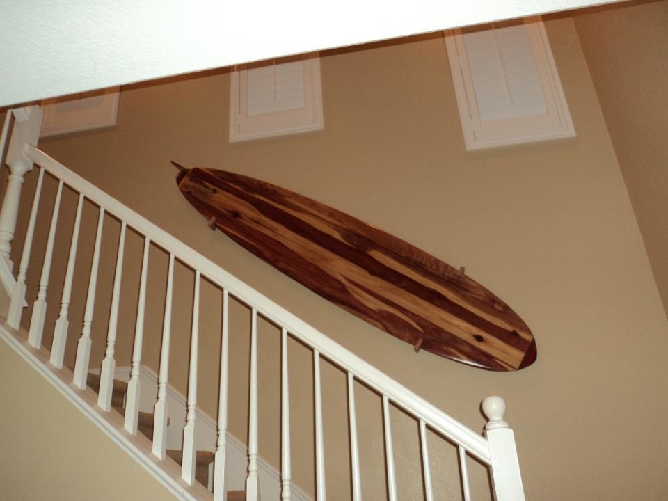 Источник вдохновения для домашнего уюта: большая прямая лестница в морском стиле