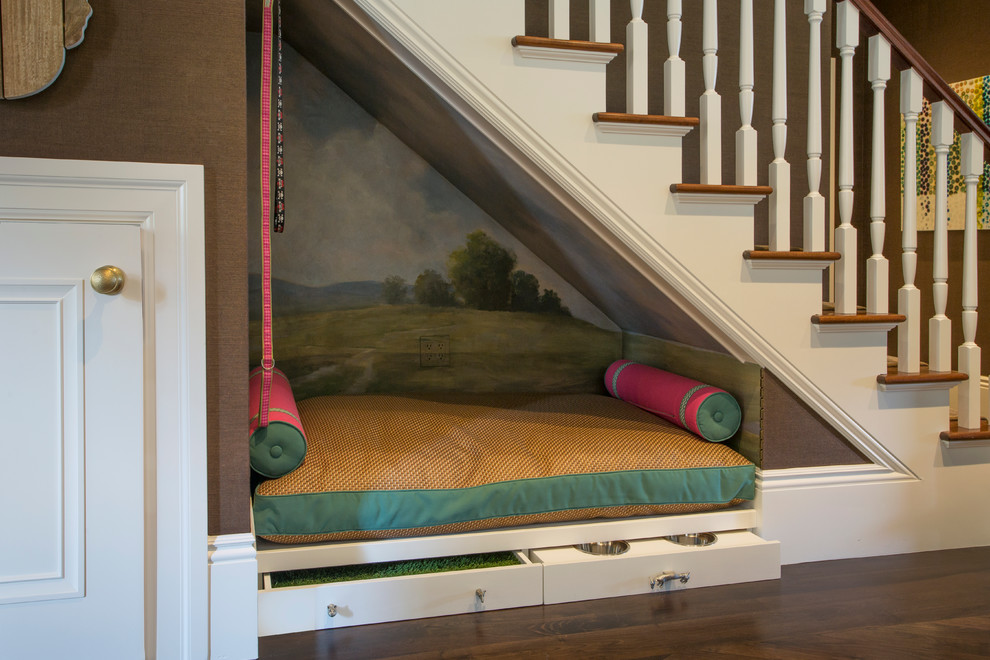 Пример оригинального дизайна: лестница в классическом стиле с деревянными ступенями и кладовкой или шкафом под ней