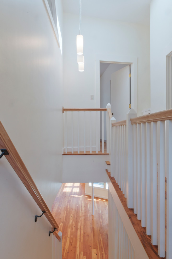 Стильный дизайн: прямая лестница среднего размера в современном стиле с деревянными ступенями и крашенными деревянными подступенками - последний тренд