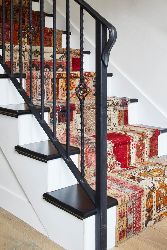 Стильный дизайн: прямая лестница среднего размера в стиле неоклассика (современная классика) с крашенными деревянными ступенями, крашенными деревянными подступенками и металлическими перилами - последний тренд
