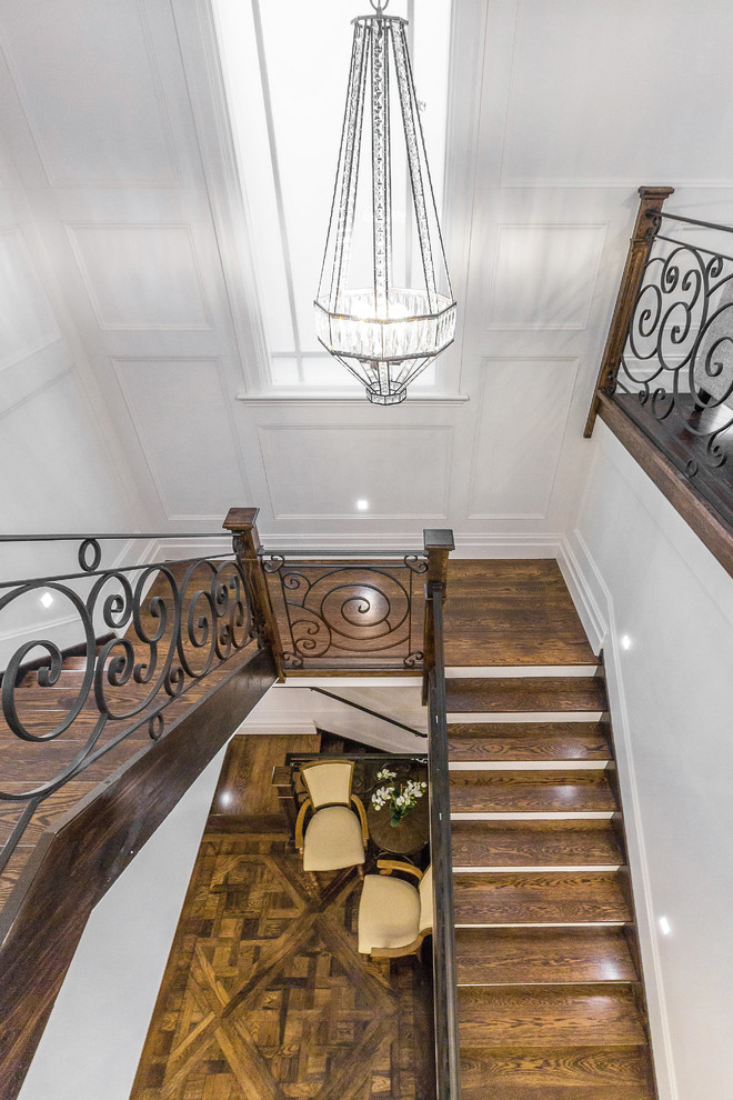 Источник вдохновения для домашнего уюта: огромная п-образная лестница в классическом стиле с деревянными ступенями, крашенными деревянными подступенками и металлическими перилами