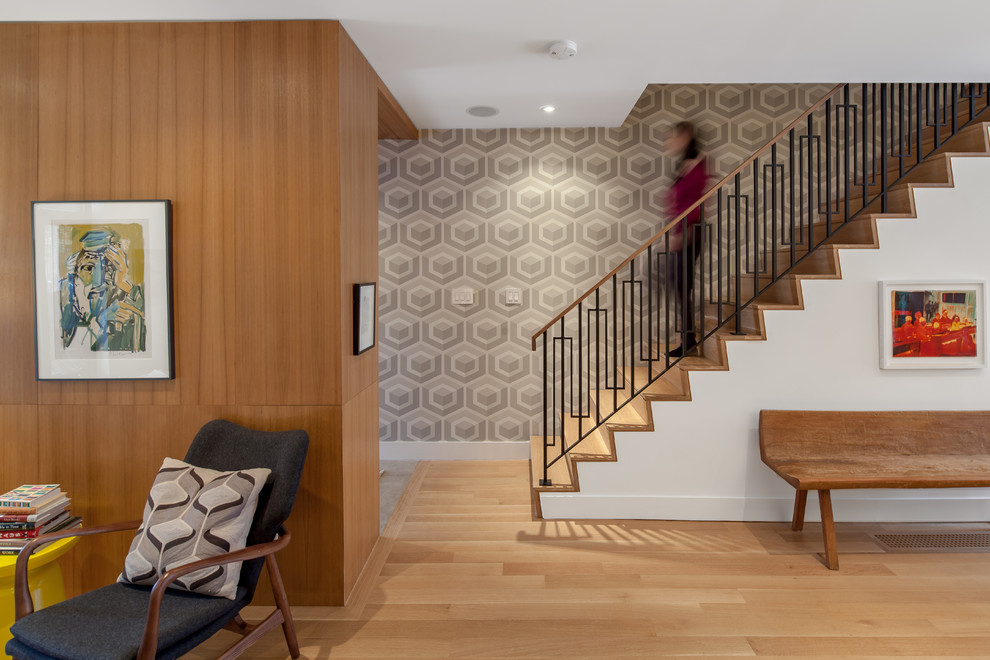 Imagen de escalera actual con escalones de madera y contrahuellas de madera