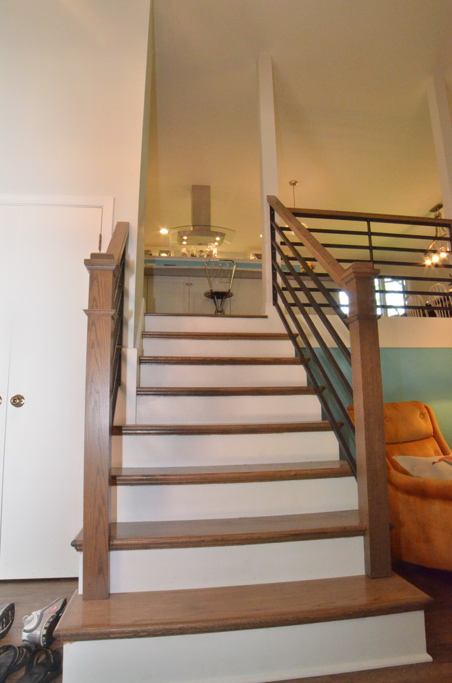 Idée de décoration pour un petit escalier droit minimaliste avec des marches en bois et un garde-corps en matériaux mixtes.