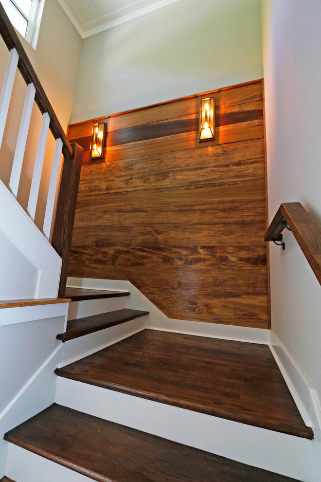 Diseño de escalera en U contemporánea de tamaño medio con escalones de madera, contrahuellas de madera pintada y barandilla de madera