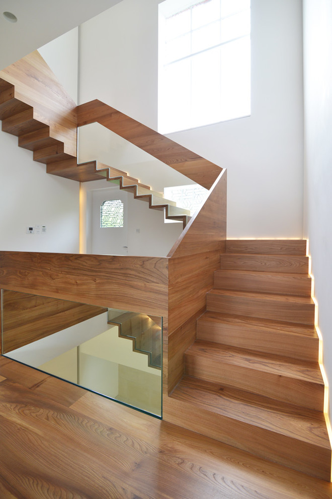 Foto de escalera en U contemporánea grande con escalones de madera y contrahuellas de madera