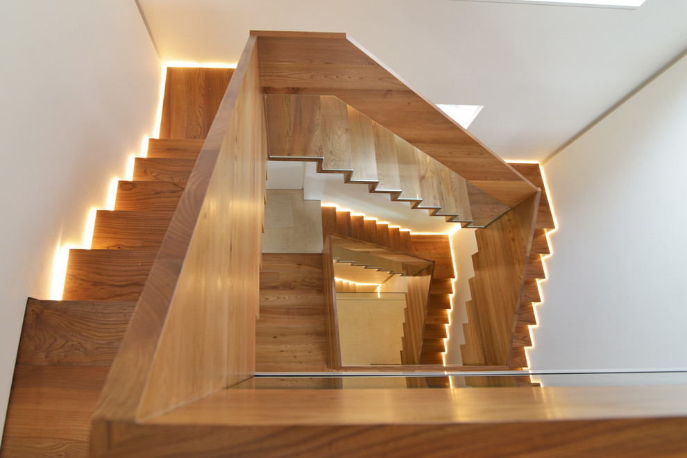 Пример оригинального дизайна: большая п-образная деревянная лестница в современном стиле с деревянными ступенями