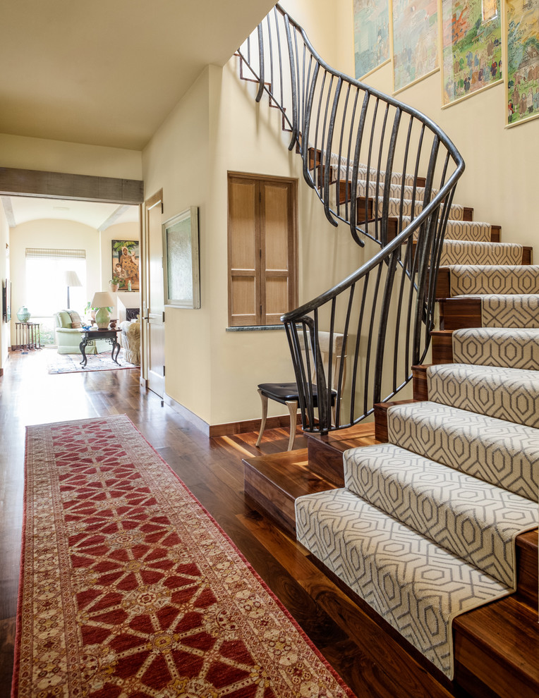 Idées déco pour un escalier méditerranéen avec des contremarches en bois, des marches en bois et éclairage.