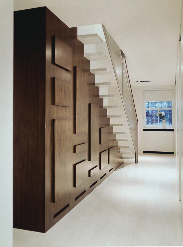 Cette image montre un escalier flottant design de taille moyenne avec des marches en bois et des contremarches en bois.