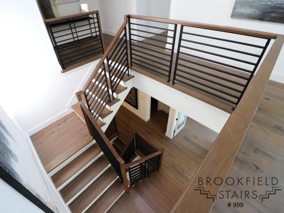 Свежая идея для дизайна: большая п-образная деревянная лестница в стиле модернизм с деревянными ступенями и перилами из смешанных материалов - отличное фото интерьера